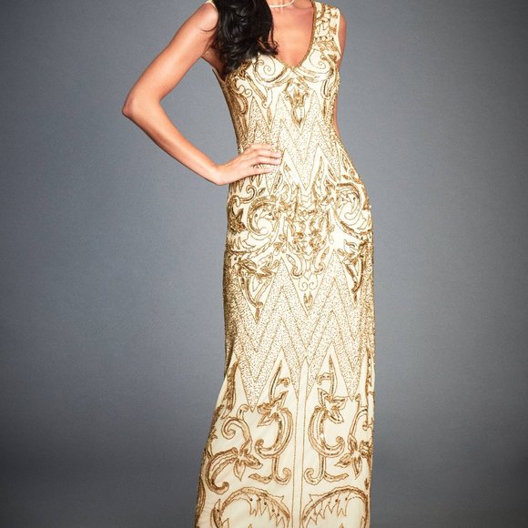 Sparkle into the night in this gorgeous 1920’s inspired gown. - Picture 1 of 2
